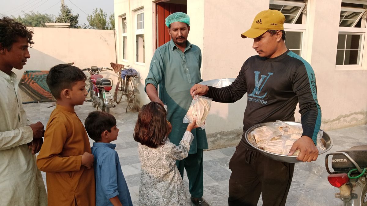 Volunteers distributing food to children in the community